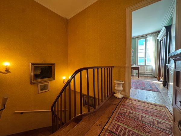Exclusivité dans l'Hyper centre Rochefort : Maison de caractère 170m²  Jardin, Garage et dépendance aménagée