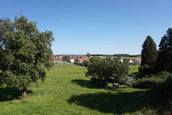 Belle maison familiale implantée sur un terrain de 500m² avec piscine.