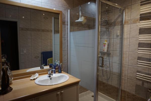 Belle maison familiale implantée sur un terrain de 500m² avec piscine.