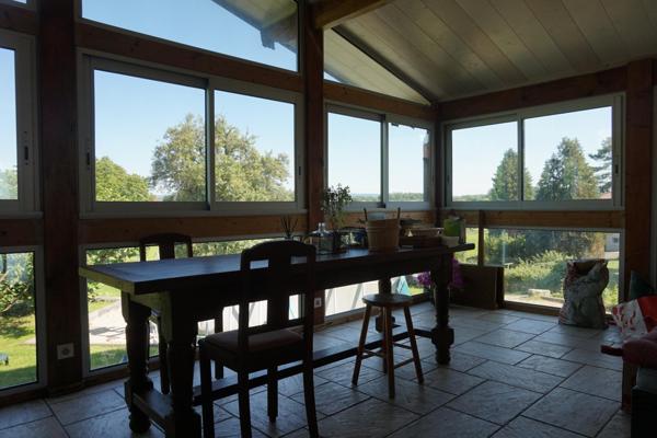 Belle maison familiale implantée sur un terrain de 500m² avec piscine.