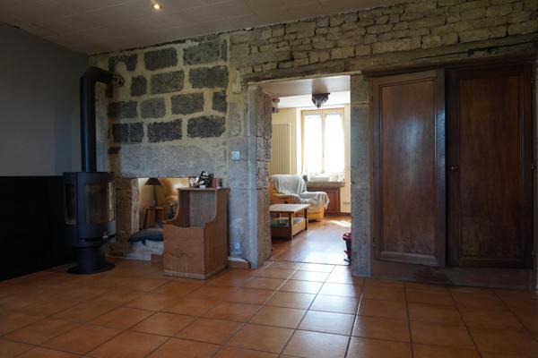 Belle maison familiale implantée sur un terrain de 500m² avec piscine.