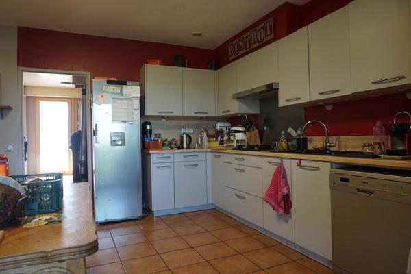 Belle maison familiale implantée sur un terrain de 500m² avec piscine.