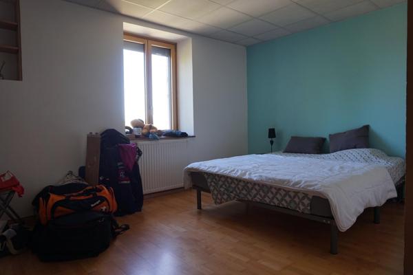 Belle maison familiale implantée sur un terrain de 500m² avec piscine.