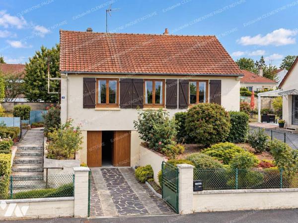 Maison Individuelle plein pied
secteur calme 
Comprenant entrée, WC, cuisine, double séjour, ...