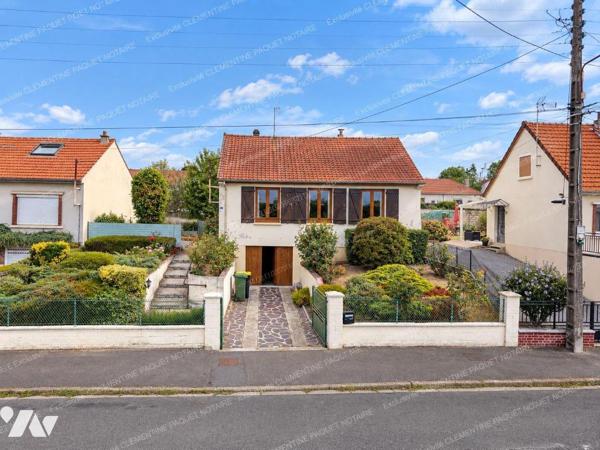 Maison Individuelle plein pied
secteur calme 
Comprenant entrée, WC, cuisine, double séjour, ...