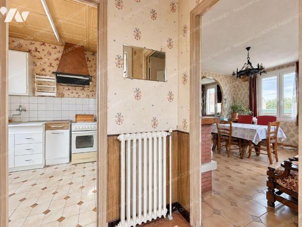 Maison Individuelle plein pied
secteur calme 
Comprenant entrée, WC, cuisine, double séjour, ...