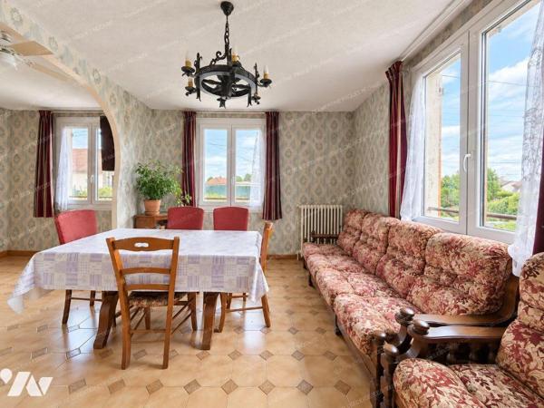 Maison Individuelle plein pied
secteur calme 
Comprenant entrée, WC, cuisine, double séjour, ...