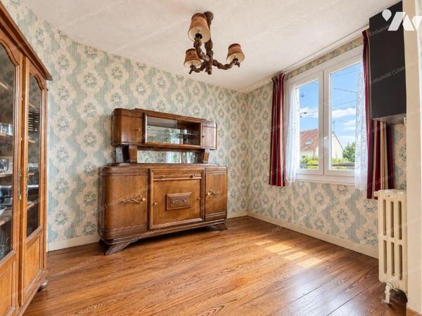 Maison Individuelle plein pied
secteur calme 
Comprenant entrée, WC, cuisine, double séjour, ...
