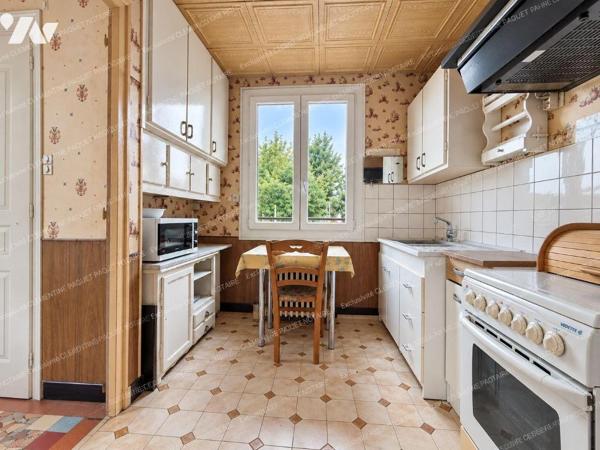 Maison Individuelle plein pied
secteur calme 
Comprenant entrée, WC, cuisine, double séjour, ...