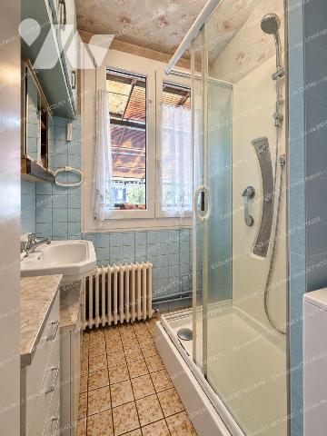 Maison Individuelle plein pied
secteur calme 
Comprenant entrée, WC, cuisine, double séjour, ...