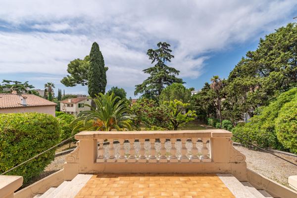 Cannes Montrose, Villa Belle époque de plus de 450 M2 sur 2240 M2 de terrain