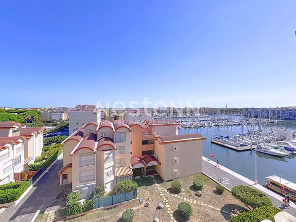 Grand appartement en duplex 5 pièces de 82 m2 avec vue port & mer dans résidence sécurisée avec gardien à l'année, ascenseur, place de parking & local à vélos,Gruissan 11430
