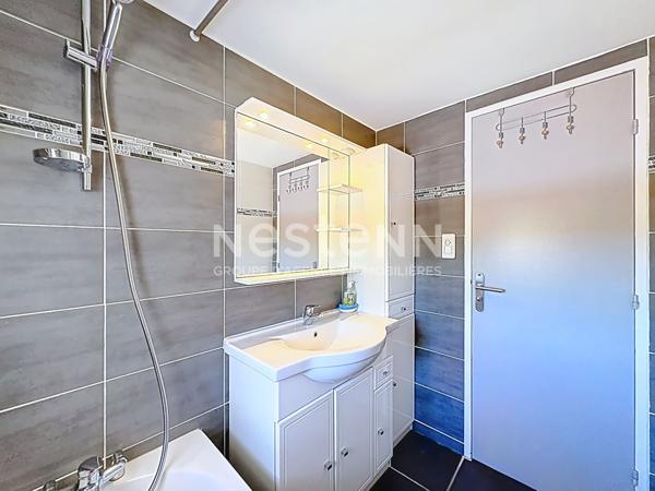Grand appartement en duplex 5 pièces de 82 m2 avec vue port & mer dans résidence sécurisée avec gardien à l'année, ascenseur, place de parking & local à vélos,Gruissan 11430