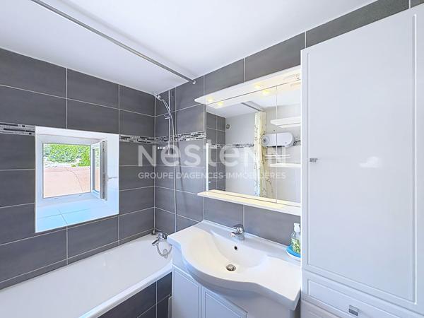 Grand appartement en duplex 5 pièces de 82 m2 avec vue port & mer dans résidence sécurisée avec gardien à l'année, ascenseur, place de parking & local à vélos,Gruissan 11430