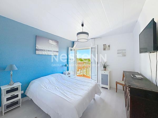 Grand appartement en duplex 5 pièces de 82 m2 avec vue port & mer dans résidence sécurisée avec gardien à l'année, ascenseur, place de parking & local à vélos,Gruissan 11430