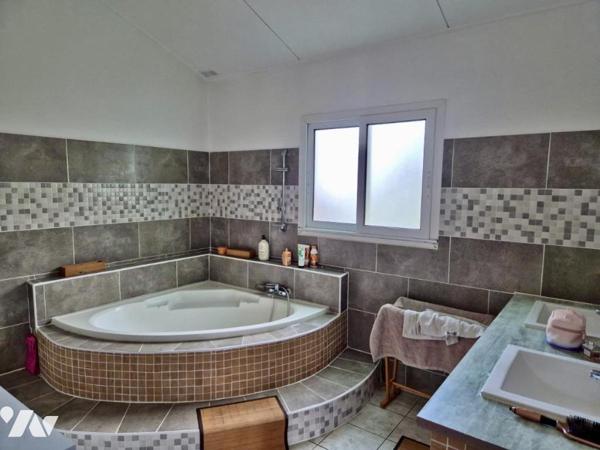 SAINTE MARIE LA RESSOURCE MAISON T5 PISCINE