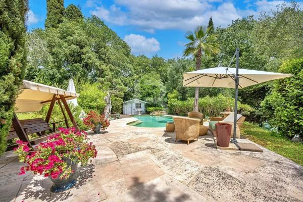 Mas de caractère du XVIIIe siècle, rénové, niché dans un écrin de verdure de 2277 m² soigneusement paysagé et parsemé d'oliviers centenaires.