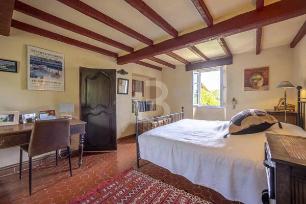 Mas de caractère du XVIIIe siècle, rénové, niché dans un écrin de verdure de 2277 m² soigneusement paysagé et parsemé d'oliviers centenaires.