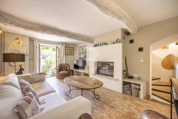 Mas de caractère du XVIIIe siècle, rénové, niché dans un écrin de verdure de 2277 m² soigneusement paysagé et parsemé d'oliviers centenaires.