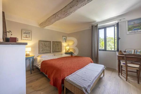 Mas de caractère du XVIIIe siècle, rénové, niché dans un écrin de verdure de 2277 m² soigneusement paysagé et parsemé d'oliviers centenaires.