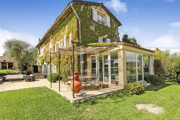 Co- exclusivité - Magnifique Bastide avec piscine à vendre à Mouans Sartoux