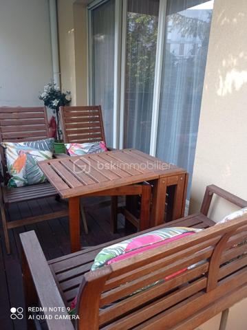 Situé à Villejuif, dans une résidence sécurisée de 2007, cet appartement trois pièces de 59 m², situé au deuxième étage, vous offre un bel espace de vie: deux chambres, de nombreux rangements, une salle de bain, des WC séparés, un séjour prolongé par un balcon de près de 10 m², donnant sur des espaces verts privatifs. La cuisine, actuellement indépendante, peut être ouverte selon vos envies.
L'appartement est parfaitement entretenu et ne nécessite aucun travaux.
Le bien comprend également un box fermé en sous-sol.
A quelques pas, vous rejoindrez rapidement la ligne 7 du métro, la ligne 14, ainsi que des bus menant à la Porte d'Italie, vous assurant une connexion rapide aux autres quartiers. Les commerces, les écoles et les services sont à quelques pas, offrant un cadre de vie pratique et agréable.