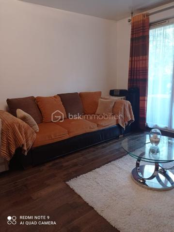 Situé à Villejuif, dans une résidence sécurisée de 2007, cet appartement trois pièces de 59 m², situé au deuxième étage, vous offre un bel espace de vie: deux chambres, de nombreux rangements, une salle de bain, des WC séparés, un séjour prolongé par un balcon de près de 10 m², donnant sur des espaces verts privatifs. La cuisine, actuellement indépendante, peut être ouverte selon vos envies.
L'appartement est parfaitement entretenu et ne nécessite aucun travaux.
Le bien comprend également un box fermé en sous-sol.
A quelques pas, vous rejoindrez rapidement la ligne 7 du métro, la ligne 14, ainsi que des bus menant à la Porte d'Italie, vous assurant une connexion rapide aux autres quartiers. Les commerces, les écoles et les services sont à quelques pas, offrant un cadre de vie pratique et agréable.