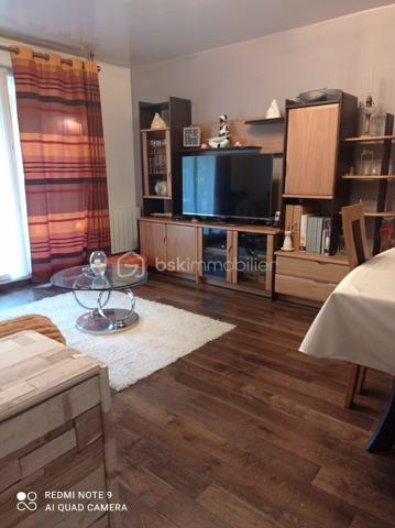 Situé à Villejuif, dans une résidence sécurisée de 2007, cet appartement trois pièces de 59 m², situé au deuxième étage, vous offre un bel espace de vie: deux chambres, de nombreux rangements, une salle de bain, des WC séparés, un séjour prolongé par un balcon de près de 10 m², donnant sur des espaces verts privatifs. La cuisine, actuellement indépendante, peut être ouverte selon vos envies.
L'appartement est parfaitement entretenu et ne nécessite aucun travaux.
Le bien comprend également un box fermé en sous-sol.
A quelques pas, vous rejoindrez rapidement la ligne 7 du métro, la ligne 14, ainsi que des bus menant à la Porte d'Italie, vous assurant une connexion rapide aux autres quartiers. Les commerces, les écoles et les services sont à quelques pas, offrant un cadre de vie pratique et agréable.
