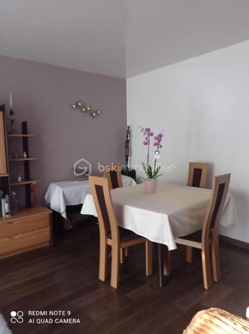 Situé à Villejuif, dans une résidence sécurisée de 2007, cet appartement trois pièces de 59 m², situé au deuxième étage, vous offre un bel espace de vie: deux chambres, de nombreux rangements, une salle de bain, des WC séparés, un séjour prolongé par un balcon de près de 10 m², donnant sur des espaces verts privatifs. La cuisine, actuellement indépendante, peut être ouverte selon vos envies.
L'appartement est parfaitement entretenu et ne nécessite aucun travaux.
Le bien comprend également un box fermé en sous-sol.
A quelques pas, vous rejoindrez rapidement la ligne 7 du métro, la ligne 14, ainsi que des bus menant à la Porte d'Italie, vous assurant une connexion rapide aux autres quartiers. Les commerces, les écoles et les services sont à quelques pas, offrant un cadre de vie pratique et agréable.