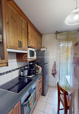 Situé à Villejuif, dans une résidence sécurisée de 2007, cet appartement trois pièces de 59 m², situé au deuxième étage, vous offre un bel espace de vie: deux chambres, de nombreux rangements, une salle de bain, des WC séparés, un séjour prolongé par un balcon de près de 10 m², donnant sur des espaces verts privatifs. La cuisine, actuellement indépendante, peut être ouverte selon vos envies.
L'appartement est parfaitement entretenu et ne nécessite aucun travaux.
Le bien comprend également un box fermé en sous-sol.
A quelques pas, vous rejoindrez rapidement la ligne 7 du métro, la ligne 14, ainsi que des bus menant à la Porte d'Italie, vous assurant une connexion rapide aux autres quartiers. Les commerces, les écoles et les services sont à quelques pas, offrant un cadre de vie pratique et agréable.