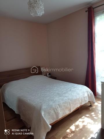 Situé à Villejuif, dans une résidence sécurisée de 2007, cet appartement trois pièces de 59 m², situé au deuxième étage, vous offre un bel espace de vie: deux chambres, de nombreux rangements, une salle de bain, des WC séparés, un séjour prolongé par un balcon de près de 10 m², donnant sur des espaces verts privatifs. La cuisine, actuellement indépendante, peut être ouverte selon vos envies.
L'appartement est parfaitement entretenu et ne nécessite aucun travaux.
Le bien comprend également un box fermé en sous-sol.
A quelques pas, vous rejoindrez rapidement la ligne 7 du métro, la ligne 14, ainsi que des bus menant à la Porte d'Italie, vous assurant une connexion rapide aux autres quartiers. Les commerces, les écoles et les services sont à quelques pas, offrant un cadre de vie pratique et agréable.