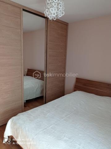 Situé à Villejuif, dans une résidence sécurisée de 2007, cet appartement trois pièces de 59 m², situé au deuxième étage, vous offre un bel espace de vie: deux chambres, de nombreux rangements, une salle de bain, des WC séparés, un séjour prolongé par un balcon de près de 10 m², donnant sur des espaces verts privatifs. La cuisine, actuellement indépendante, peut être ouverte selon vos envies.
L'appartement est parfaitement entretenu et ne nécessite aucun travaux.
Le bien comprend également un box fermé en sous-sol.
A quelques pas, vous rejoindrez rapidement la ligne 7 du métro, la ligne 14, ainsi que des bus menant à la Porte d'Italie, vous assurant une connexion rapide aux autres quartiers. Les commerces, les écoles et les services sont à quelques pas, offrant un cadre de vie pratique et agréable.