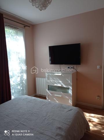 Situé à Villejuif, dans une résidence sécurisée de 2007, cet appartement trois pièces de 59 m², situé au deuxième étage, vous offre un bel espace de vie: deux chambres, de nombreux rangements, une salle de bain, des WC séparés, un séjour prolongé par un balcon de près de 10 m², donnant sur des espaces verts privatifs. La cuisine, actuellement indépendante, peut être ouverte selon vos envies.
L'appartement est parfaitement entretenu et ne nécessite aucun travaux.
Le bien comprend également un box fermé en sous-sol.
A quelques pas, vous rejoindrez rapidement la ligne 7 du métro, la ligne 14, ainsi que des bus menant à la Porte d'Italie, vous assurant une connexion rapide aux autres quartiers. Les commerces, les écoles et les services sont à quelques pas, offrant un cadre de vie pratique et agréable.