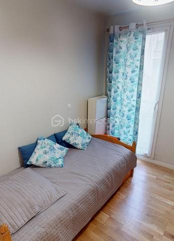 Situé à Villejuif, dans une résidence sécurisée de 2007, cet appartement trois pièces de 59 m², situé au deuxième étage, vous offre un bel espace de vie: deux chambres, de nombreux rangements, une salle de bain, des WC séparés, un séjour prolongé par un balcon de près de 10 m², donnant sur des espaces verts privatifs. La cuisine, actuellement indépendante, peut être ouverte selon vos envies.
L'appartement est parfaitement entretenu et ne nécessite aucun travaux.
Le bien comprend également un box fermé en sous-sol.
A quelques pas, vous rejoindrez rapidement la ligne 7 du métro, la ligne 14, ainsi que des bus menant à la Porte d'Italie, vous assurant une connexion rapide aux autres quartiers. Les commerces, les écoles et les services sont à quelques pas, offrant un cadre de vie pratique et agréable.