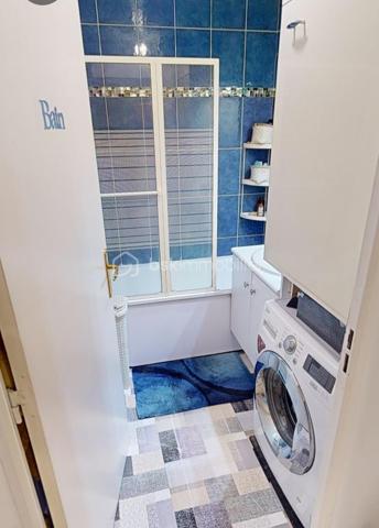 Situé à Villejuif, dans une résidence sécurisée de 2007, cet appartement trois pièces de 59 m², situé au deuxième étage, vous offre un bel espace de vie: deux chambres, de nombreux rangements, une salle de bain, des WC séparés, un séjour prolongé par un balcon de près de 10 m², donnant sur des espaces verts privatifs. La cuisine, actuellement indépendante, peut être ouverte selon vos envies.
L'appartement est parfaitement entretenu et ne nécessite aucun travaux.
Le bien comprend également un box fermé en sous-sol.
A quelques pas, vous rejoindrez rapidement la ligne 7 du métro, la ligne 14, ainsi que des bus menant à la Porte d'Italie, vous assurant une connexion rapide aux autres quartiers. Les commerces, les écoles et les services sont à quelques pas, offrant un cadre de vie pratique et agréable.