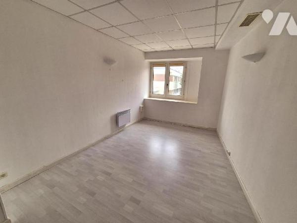 Idéalement situé proche du centre ville et de la gare, sur l'avenue fréquentée Pasteur, venez d...