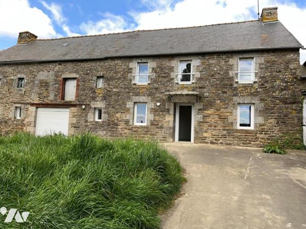 PLOUGUENAST - Longère en pierres