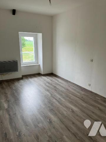 PLOUGUENAST - Longère en pierres