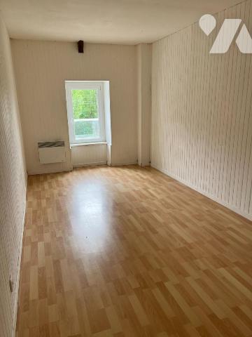 PLOUGUENAST - Longère en pierres