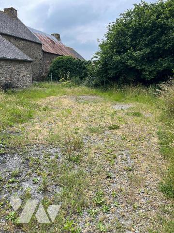 PLOUGUENAST - Longère en pierres