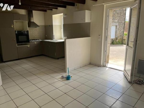 PLOUGUENAST - Longère en pierres