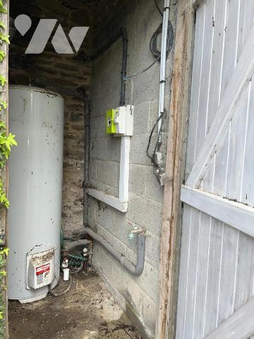 PLOUGUENAST - Longère en pierres