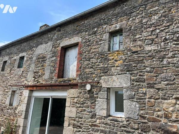 PLOUGUENAST - Longère en pierres