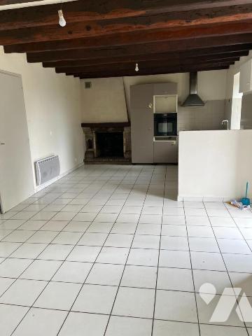 PLOUGUENAST - Longère en pierres