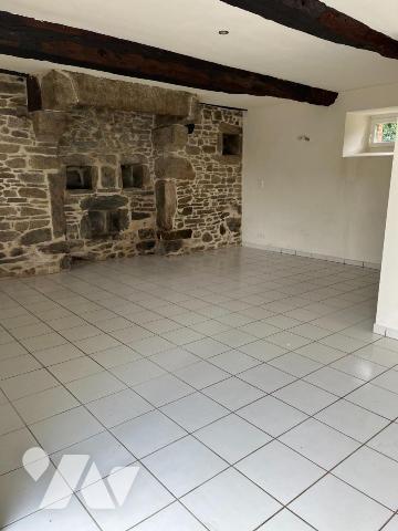 PLOUGUENAST - Longère en pierres