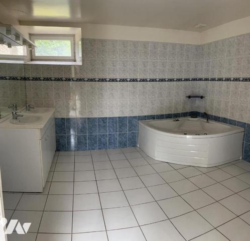 PLOUGUENAST - Longère en pierres