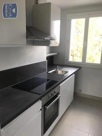 Appartement à louer 4 pièces 65.58m² Niort (79000)