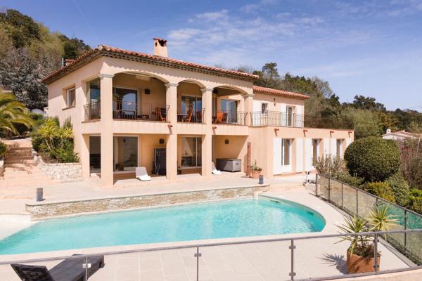 Maison de 7 pièces (210 m²) à vendre aux ADRETS DE L ESTEREL