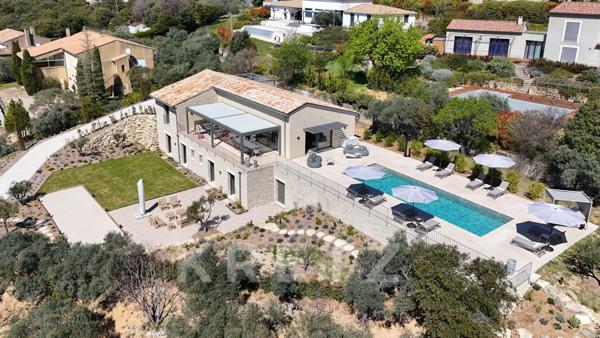 Luberon- Mas provençale neuf avec vue panoramique entre Gordes et Roussillon.