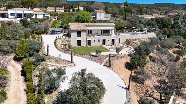 Luberon- Mas provençale neuf avec vue panoramique entre Gordes et Roussillon.